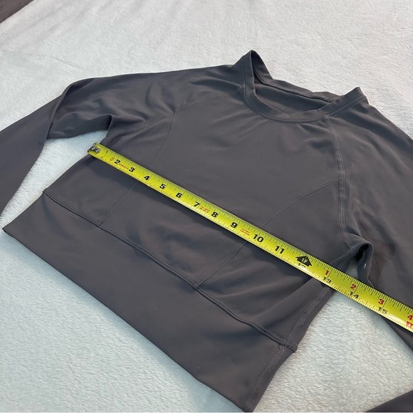 TALA SkinLuxe Crop Keyhole Long Sleeve Top in Tornada Grey Size Small - Picture 8 of 12